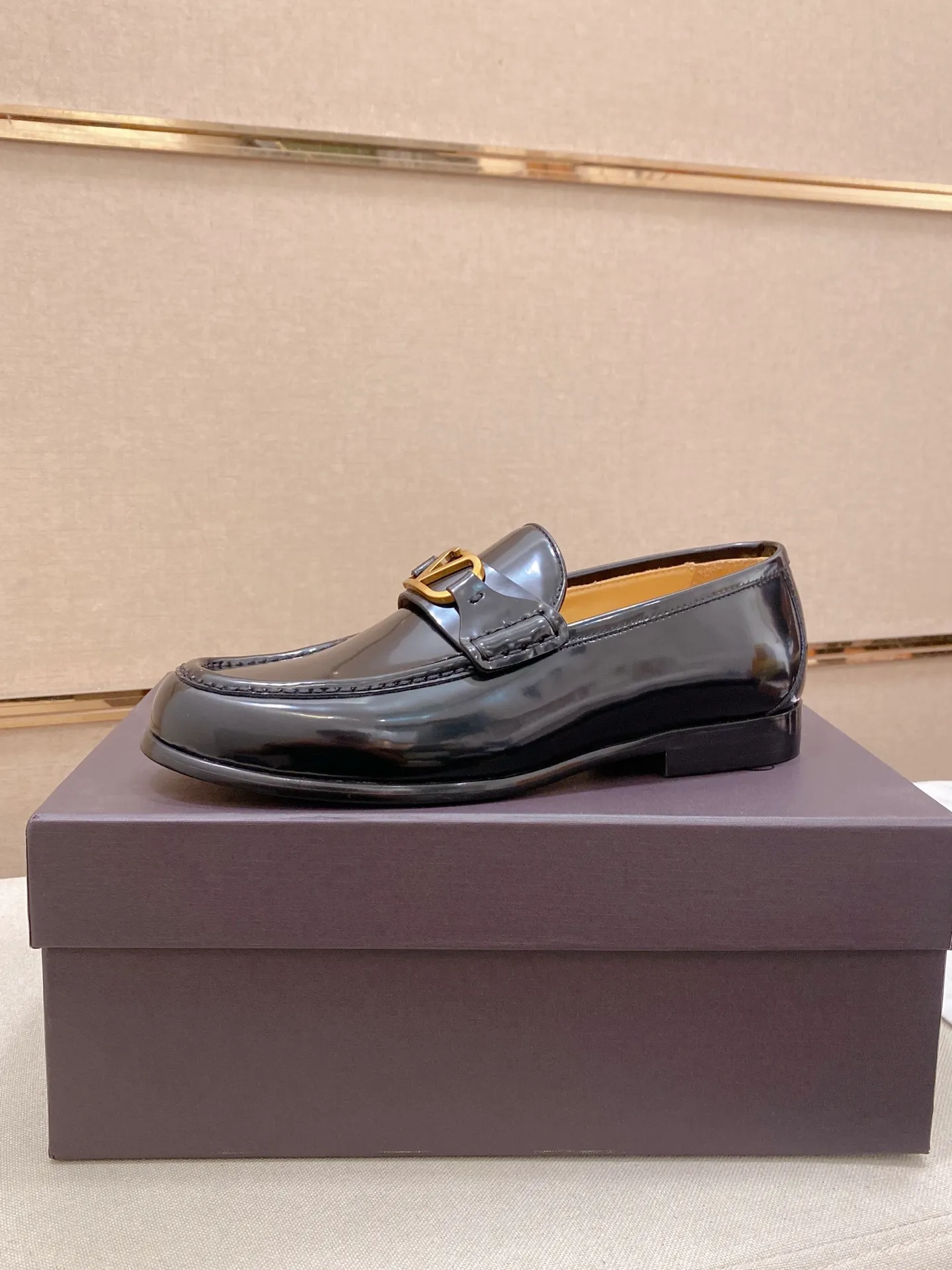 Factory price: 700💰Valentino's new men's V logo micro-label business casual loafers. These Derby loafers are made of imported cowhide leather. They are light in texture and cool in style. The uppers are decorated with brand logo buckles, highlighting the big-brand style! The lines reveal novel urban trends. The toe is round and full, and the rubber foam sole and triple protruding leather welt complement each other. It is extremely fashionable and charming, with dyed calfskin lining, genuine leather feet, and standard logo decoration. It is simple yet elegant. It has a classic European and American loose style and is extremely comfortable on the feet. Size: 39-44 (38.45. Customized)